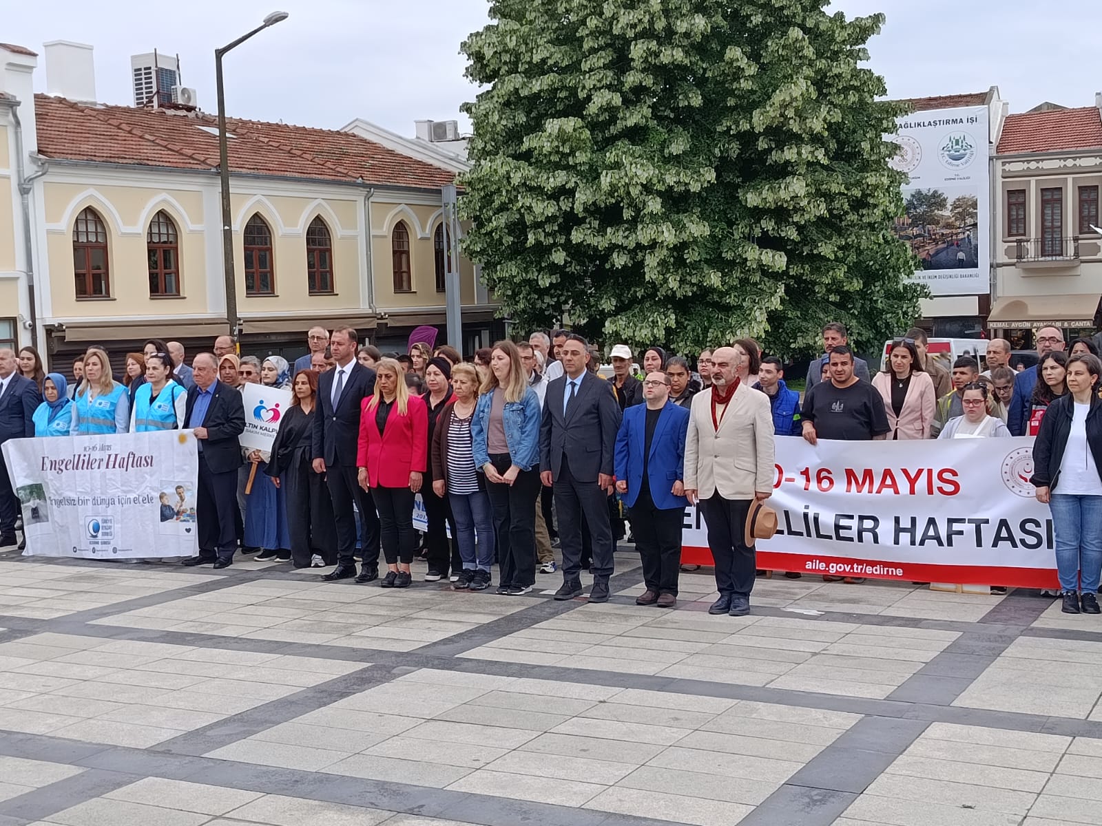 Edirne'de 10-16 Mayıs Engelliler Haftası kapsamında, Aile ve Sosyal Hizmetler İl Müdürlüğü ile kentte faaliyet gösteren engelli sivil toplum kuruluşlarının katılımıyla Atatürk Anıtı'nda çelenk sunma töreni gerçekleştirildi.